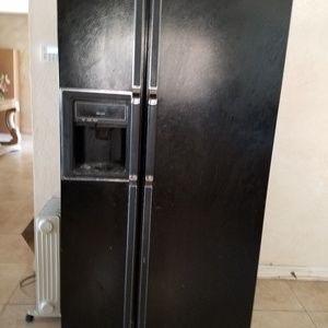 BLACK KENMORE SIDE BY SIDE FRIGIDAIRE WITH ICE MAK